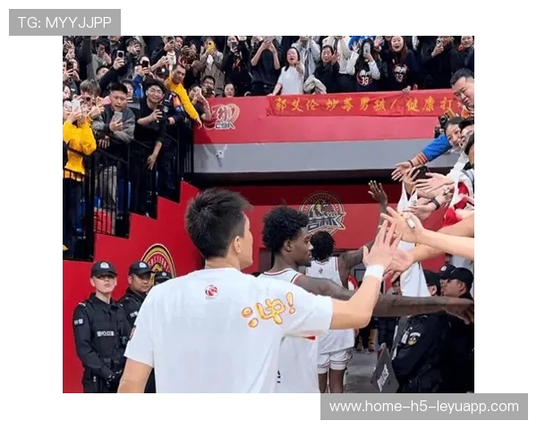 球迷打出了横幅:场外信息插入,场外球是什么意思 球迷打出了横幅:场外信息插入,场外球是什么意思